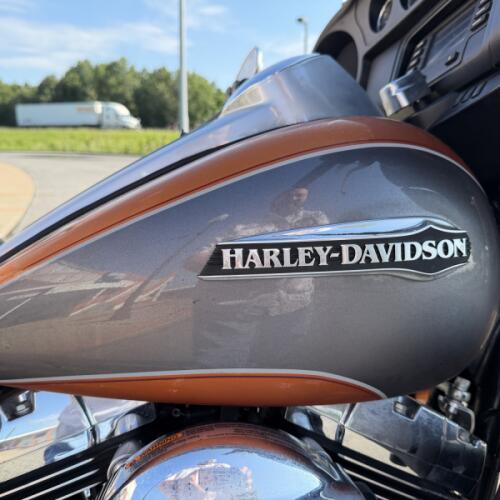 2016 Harley-Davidson® Electra Glide® Ultra Classic® WHSKY/CHAR PRL W/PINSTRIPE thumb 1
