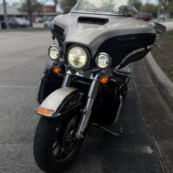 2018 Harley-Davidson® Electra Glide® Ultra Classic® Silver Fortune thumb 2