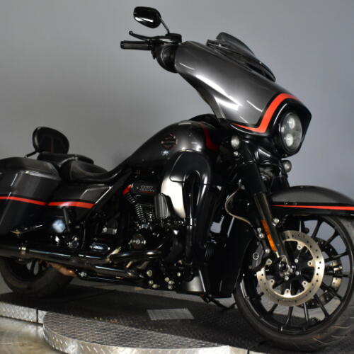 2018 Harley-Davidson® CVO™ Street Glide® Dark Alloy & Black Denim thumb 2