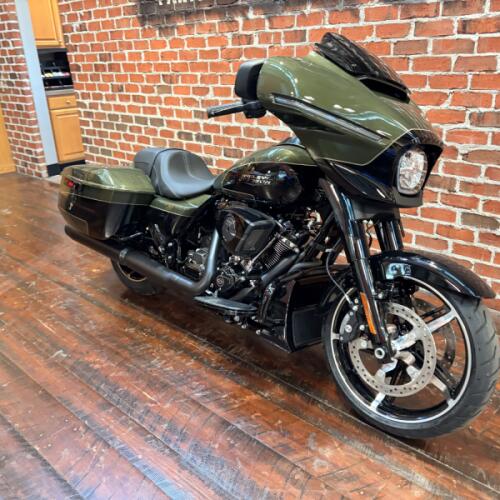 2026 Harley-Davidson® Street Glide® FLHX thumb 2