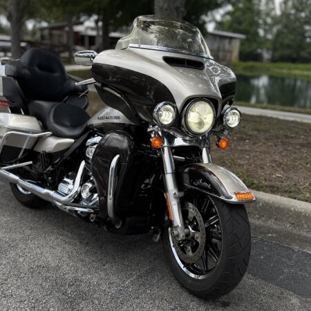 2018 Harley-Davidson® Electra Glide® Ultra Classic® Silver Fortune thumb 3