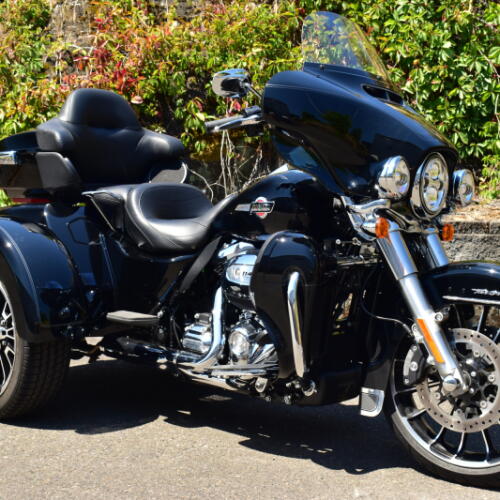 2025 Harley-Davidson® Tri Glide® Ultra FLHTCUTG thumb 2