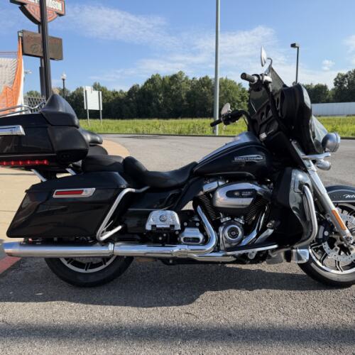 2018 Harley-Davidson® Electra Glide® Ultra Classic® Vivid Black thumb 3
