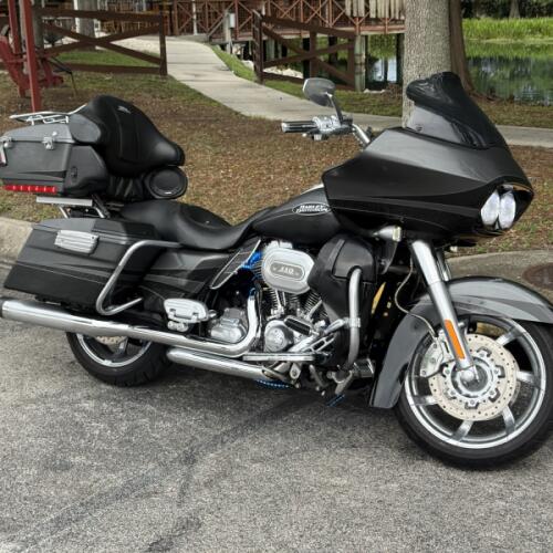 2011 Harley-Davidson® CVO™ Road Glide® Ultra Gauntlet Grey thumb 3