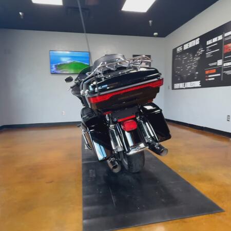2018 Harley-Davidson® Road Glide® Ultra Vivid Black thumb 0