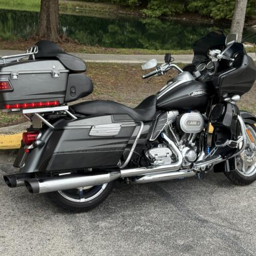 2011 Harley-Davidson® CVO™ Road Glide® Ultra Gauntlet Grey thumb 2