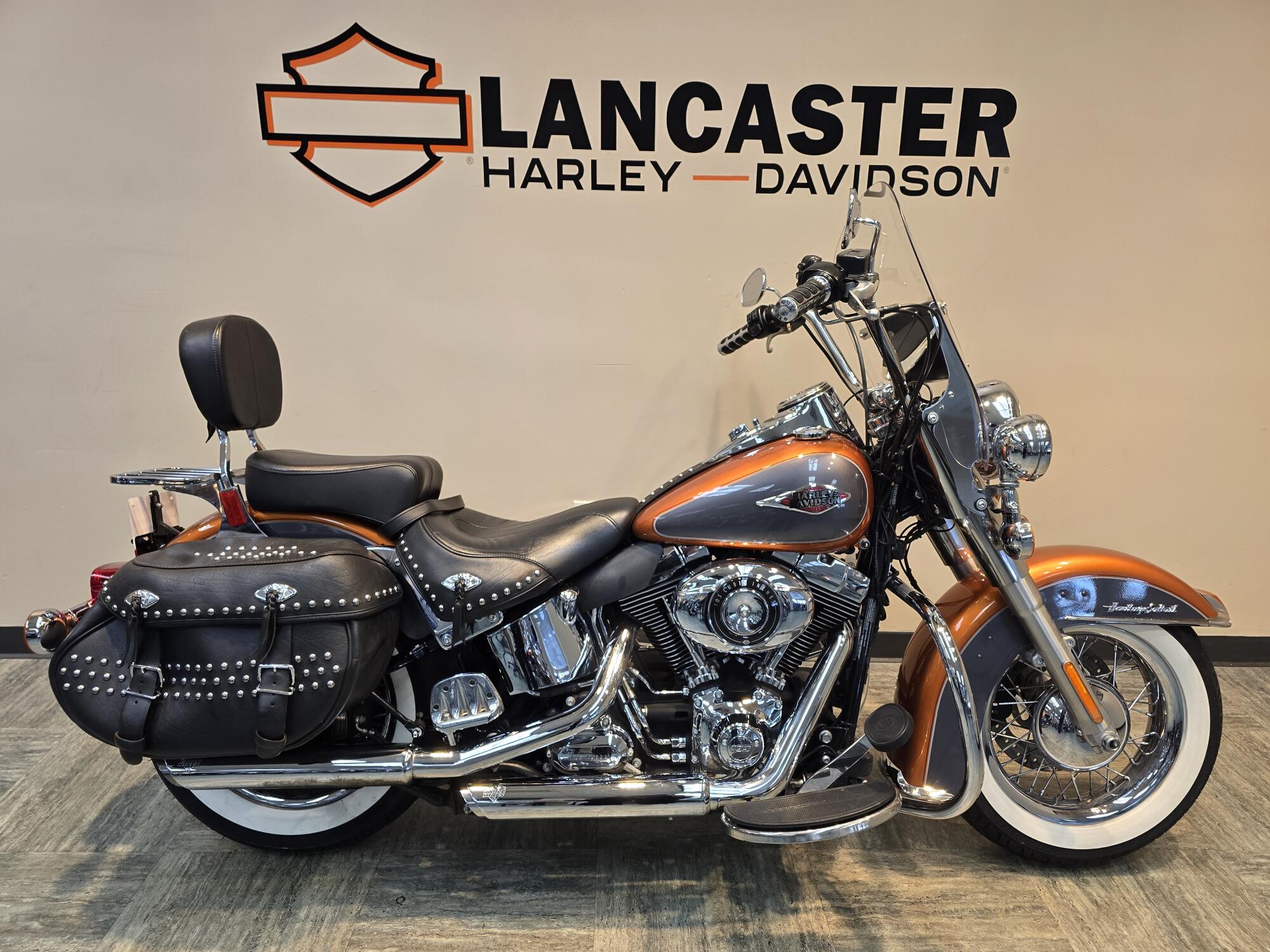 2015 Harley-Davidson® Heritage Softail® Classic Two-Tone Amber Whiskey/Charcoal Pearl FLSTC
