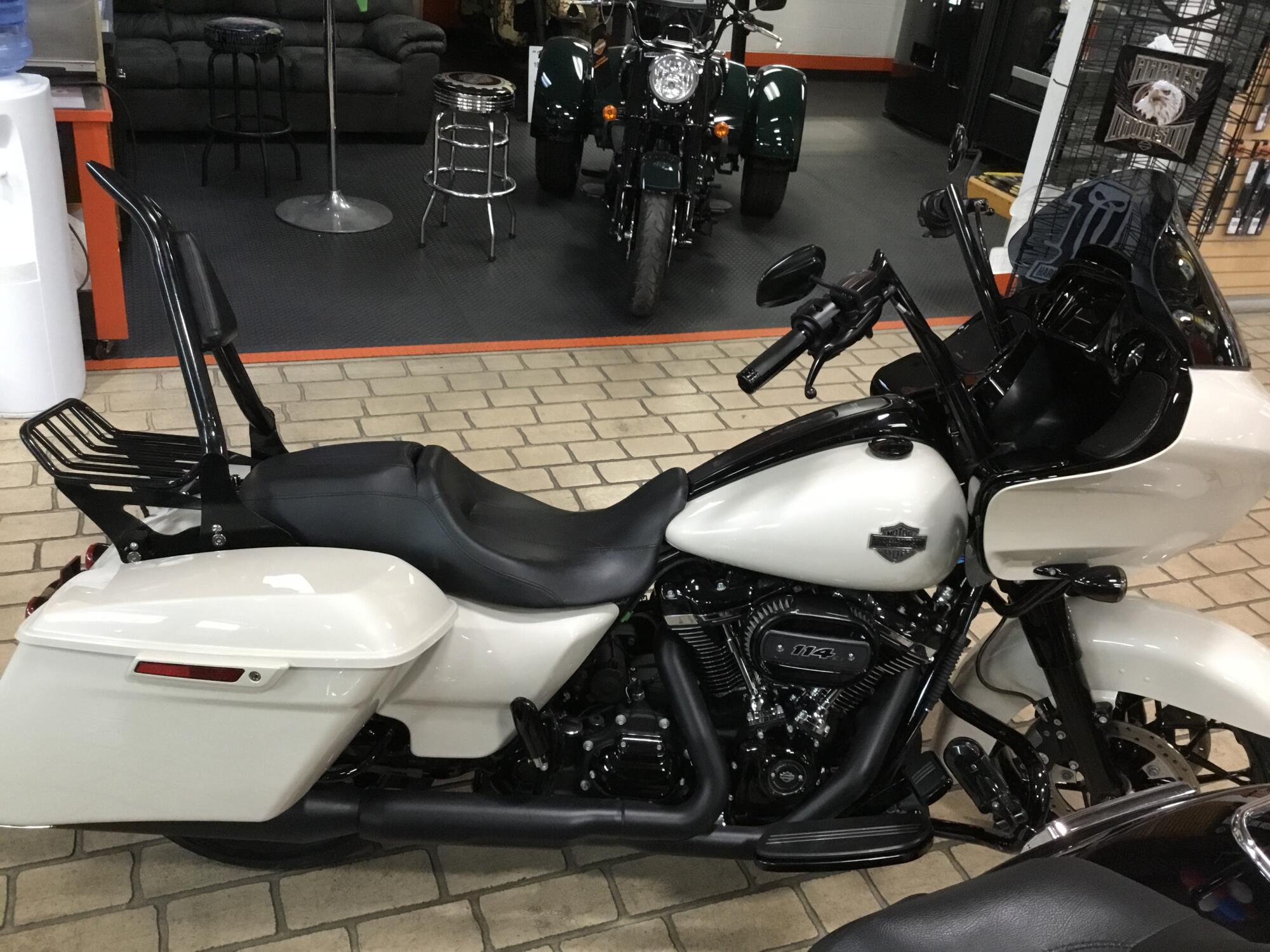 2022 Harley-Davidson® Road Glide® Special White Sand Pearl - Black Finish