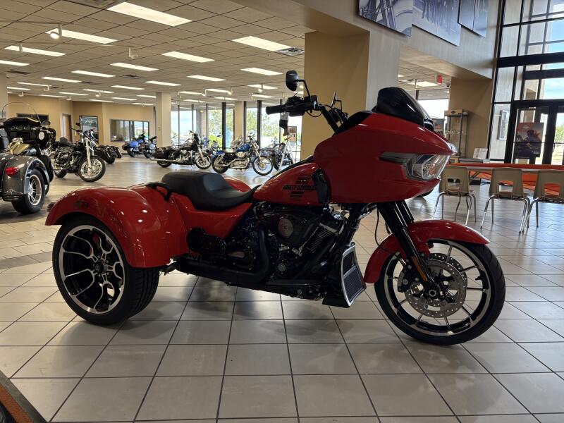 2026 Harley-Davidson® Road Glide 3 Blood Orange