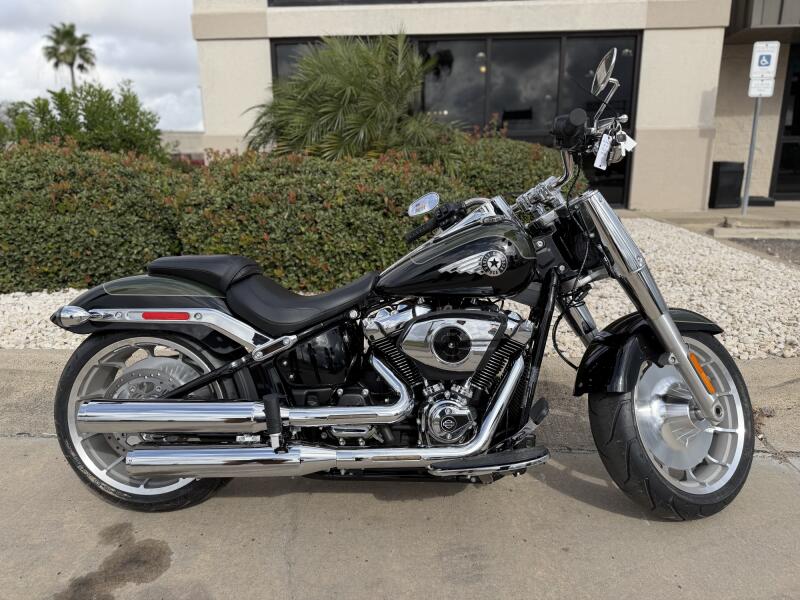 2026 Harley-Davidson® Fat Boy® OLIV STL MTL/BLK W/ PINSTRI