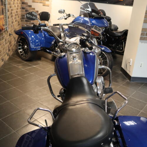 2017 Road King® (FLHR) thumb 2