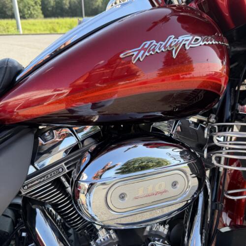 2009 Harley-Davidson® CVO™ Ultra Classic® Electra Glide® RUBY R/MAROON thumb 1