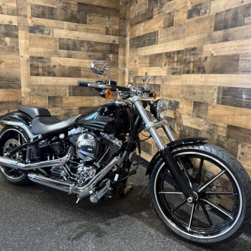 2016 Harley-Davidson® Breakout® Vivid Black FXSB103 thumb 3