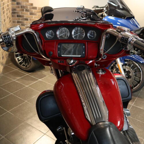 2016 CVO™ Street Glide® (FLHXSE) thumb 1