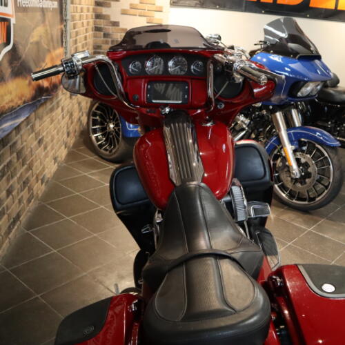 2016 CVO™ Street Glide® (FLHXSE) thumb 2