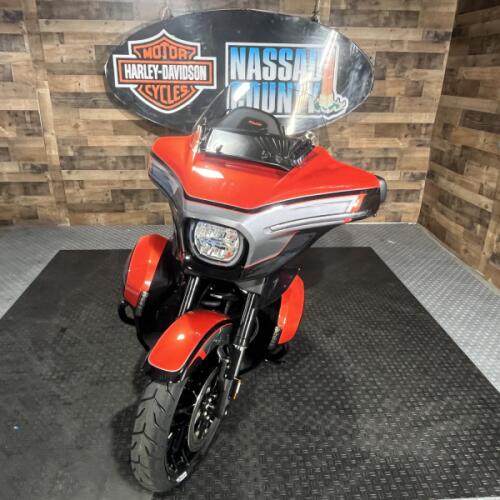 2026 Harley-Davidson® CVO Street Glide Limited Citrus Heat CVO Tri-Tone thumb 3