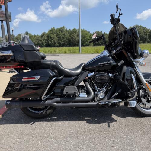 2017 Harley-Davidson® Ultra Limited Black thumb 3