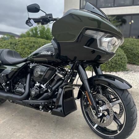 2026 Harley-Davidson® Road Glide® Olive Steel Metallic / Vivid Black Black Trim thumb 2