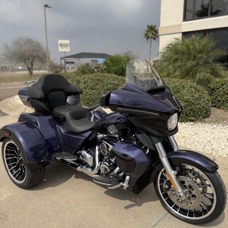 2026 Harley-Davidson® Street Glide 3 Limited Purple Abyss / Vivid Black Chrome Trim thumb 3