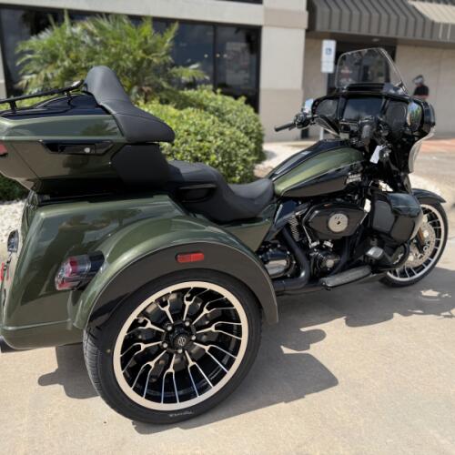 2026 Harley-Davidson® Street Glide 3 Limited Olive Steel Metallic / Vivid Black Black Trim thumb 0
