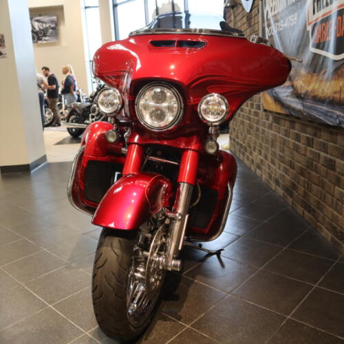 2016 CVO™ Street Glide® (FLHXSE) thumb 0