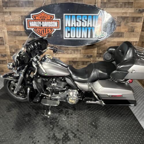 2017 Harley-Davidson® Ultra Limited Low Two-Tone Billet Silver/Vivid Black thumb 2