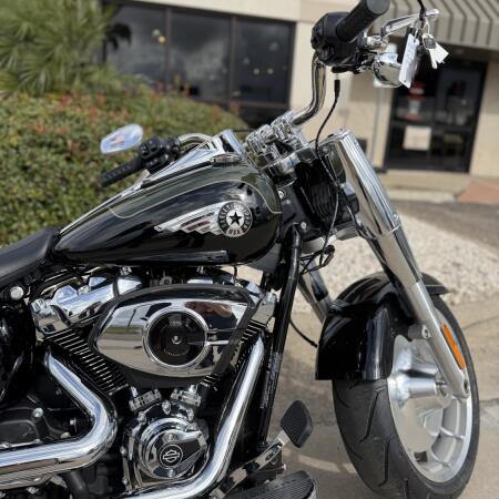 2026 Harley-Davidson® Fat Boy® OLIV STL MTL/BLK W/ PINSTRI thumb 3