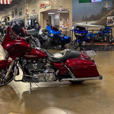 FLHXS 2017 Street Glide® Special thumb 2