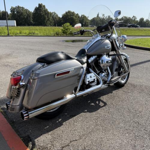 2016 Harley-Davidson® Road King® Billet Silver thumb 2
