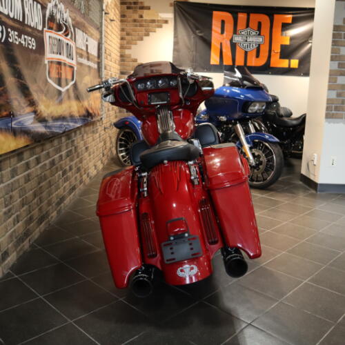 2016 CVO™ Street Glide® (FLHXSE) thumb 3