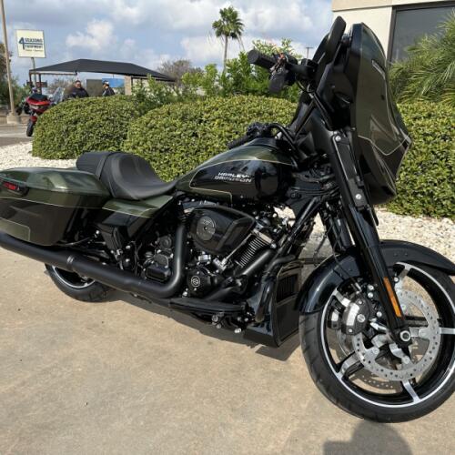 2026 Harley-Davidson® Street Glide® Olive Steel Metallic / Vivid Black Black Trim thumb 2