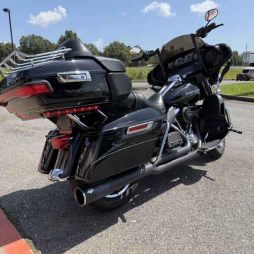 2017 Harley-Davidson® Ultra Limited Black thumb 2