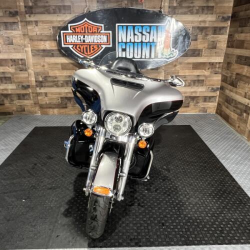 2017 Harley-Davidson® Ultra Limited Low Two-Tone Billet Silver/Vivid Black thumb 3