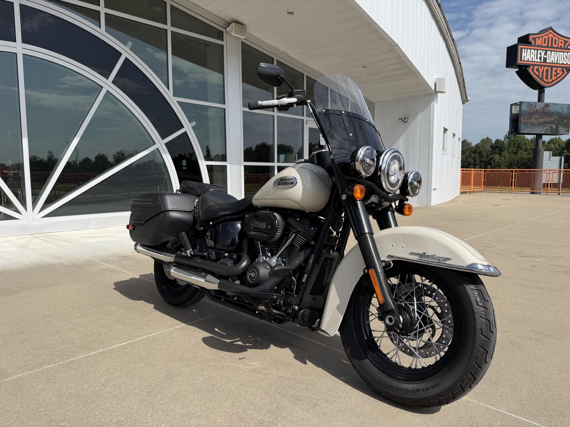 2022 Harley-Davidson® Heritage Classic 114 White Sand Pearl