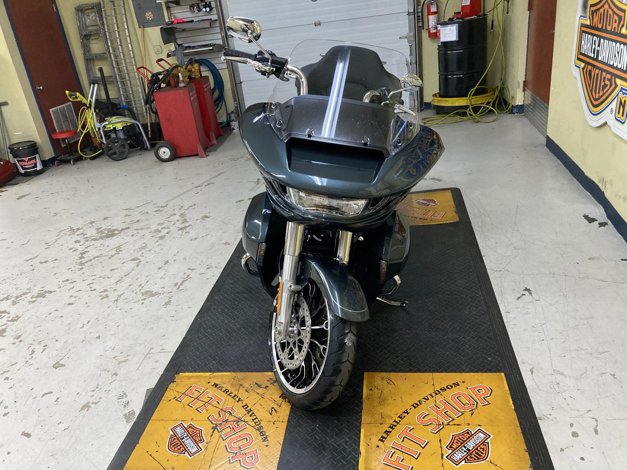 2026 Harley-Davidson® Road Glide Limited Iron Horse Metallic Chrome Trim FLTRXL, photo 3