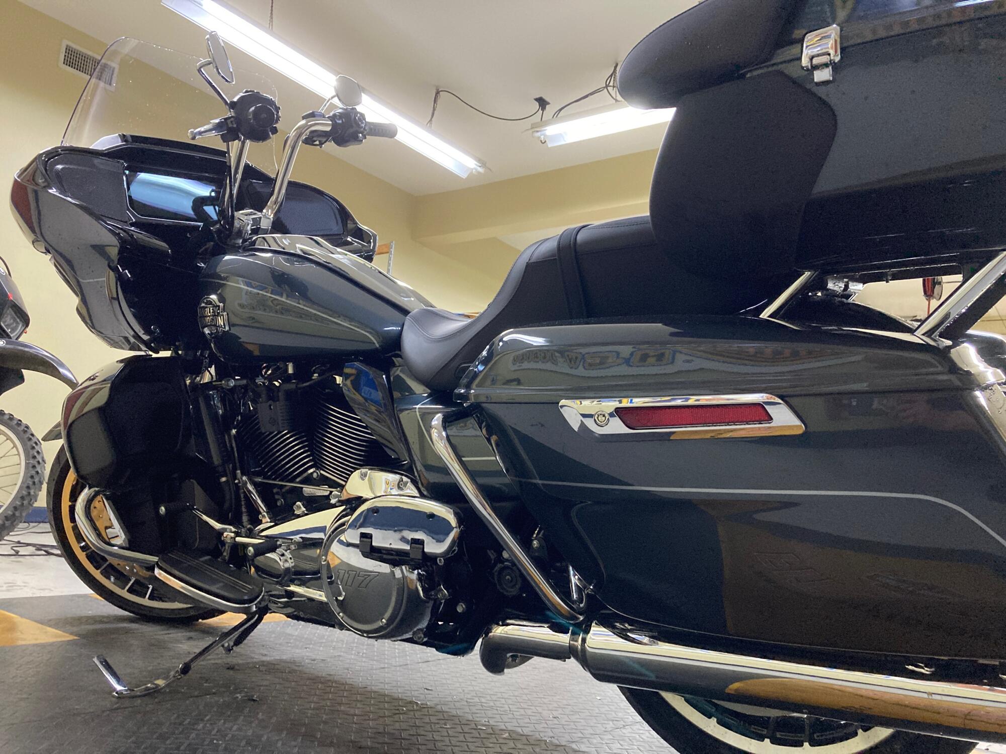 2026 Harley-Davidson® Road Glide Limited Iron Horse Metallic Chrome Trim FLTRXL, photo 4