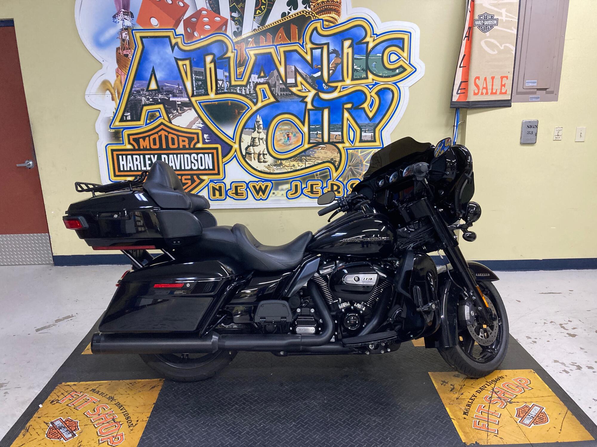 2020 Harley-Davidson® Ultra Limited – Black Option Vivid Black - Black Finish FLHTK