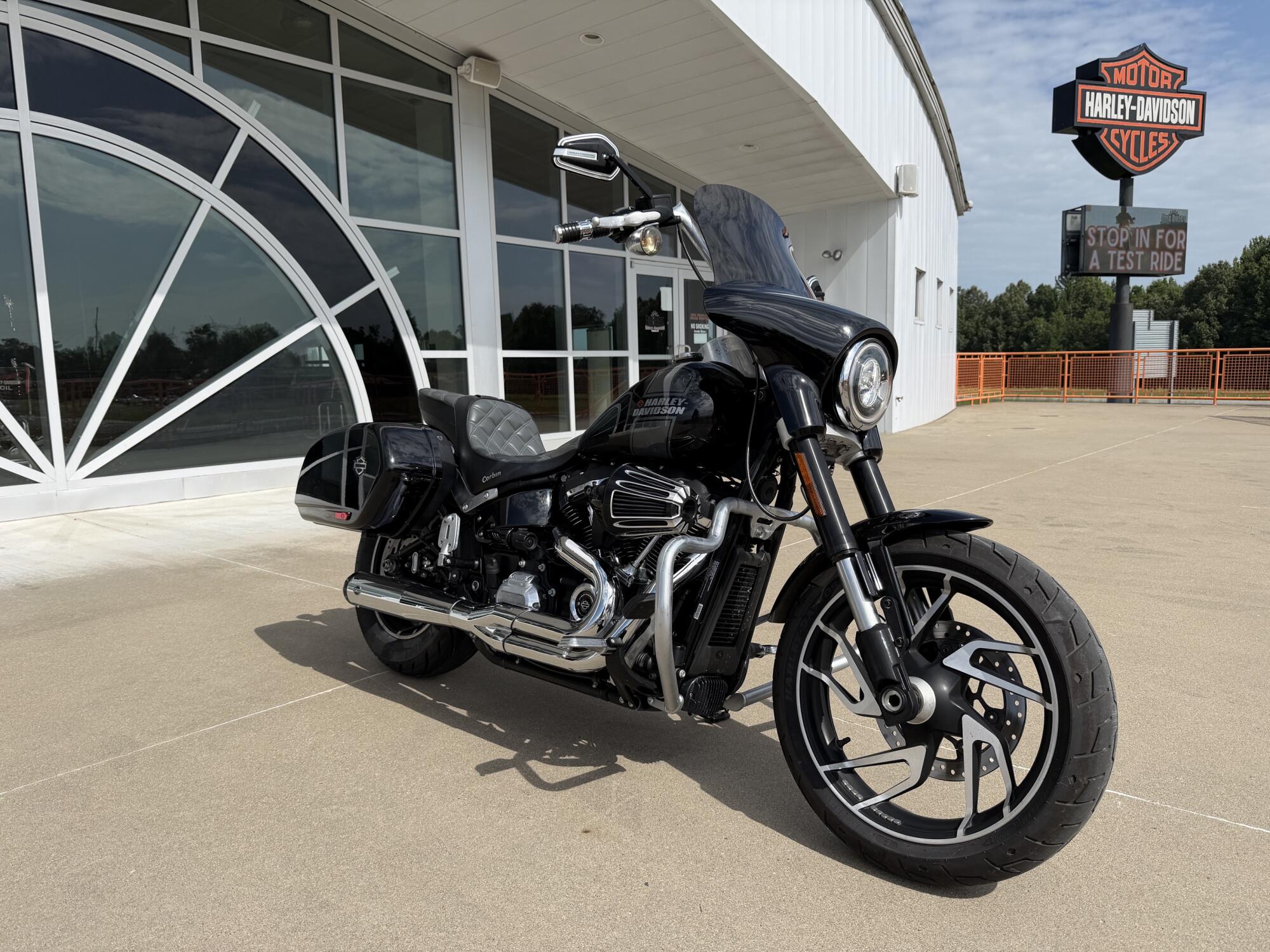 2021 Harley-Davidson® Sport Glide® Vivid Black Deluxe