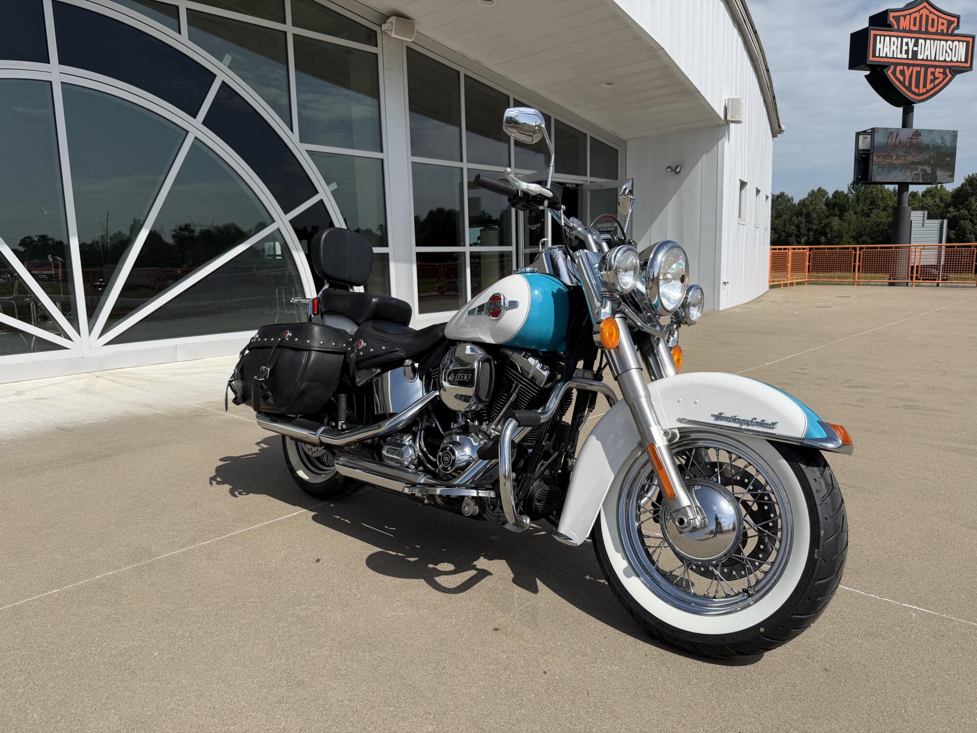 2017 Harley-Davidson® Heritage Softail® Classic Crushed Ice Pearl/Frosted Teal Pearl