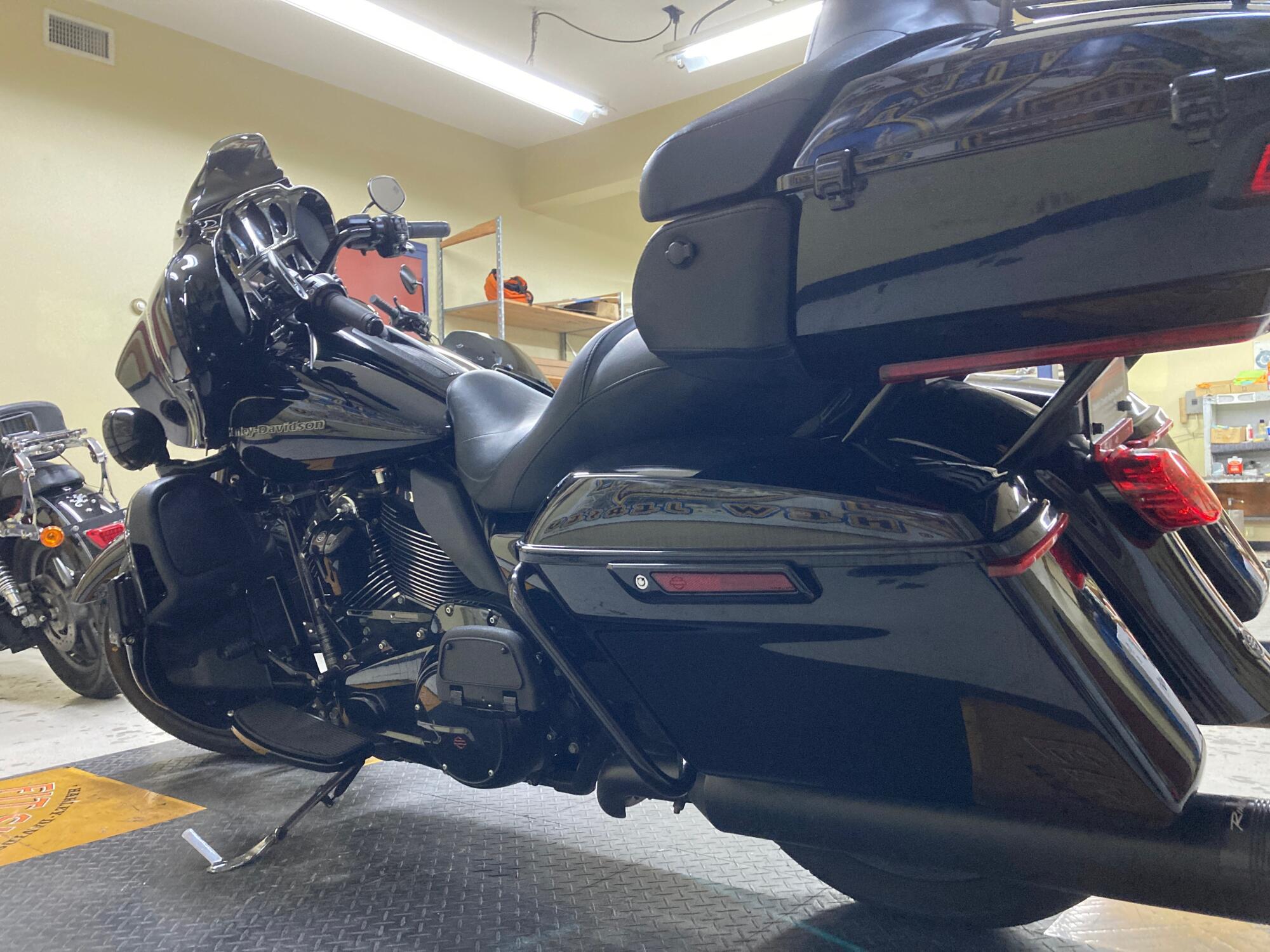 2020 Harley-Davidson® Ultra Limited – Black Option Vivid Black - Black Finish FLHTK, photo 6