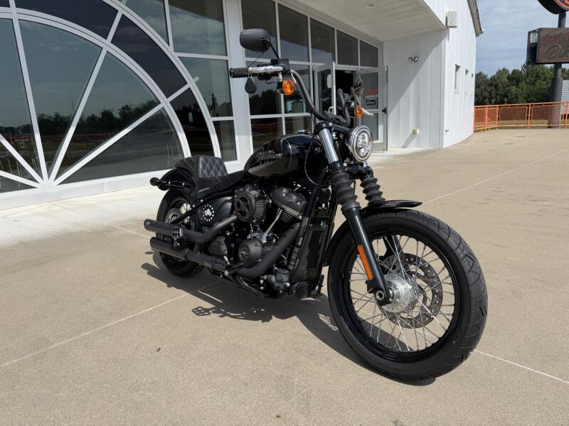 2018 Harley-Davidson® Street Bob® Vivid Black