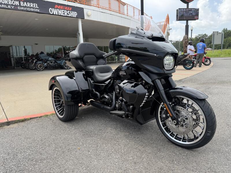 2026 Harley-Davidson® Street Glide 3 Limited Vivid Black Black Trim