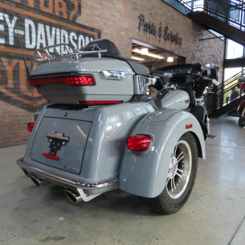 2024 Harley-Davidson® Tri Glide® Ultra FLHTCUTG thumb 0