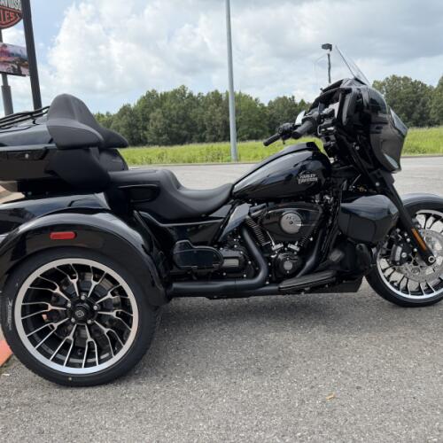 2026 Harley-Davidson® Street Glide 3 Limited Vivid Black Black Trim thumb 3