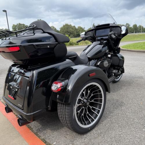 2026 Harley-Davidson® Street Glide 3 Limited Vivid Black Black Trim thumb 2