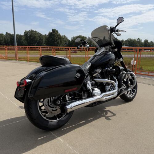 2021 Harley-Davidson® Sport Glide® Vivid Black Deluxe thumb 2