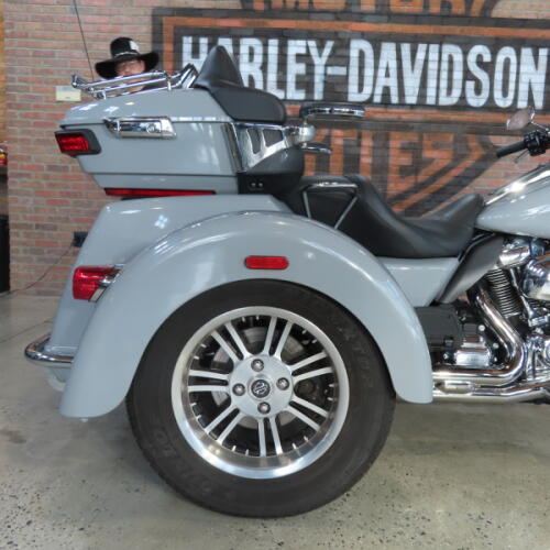2024 Harley-Davidson® Tri Glide® Ultra FLHTCUTG thumb 1