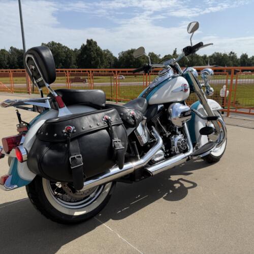 2017 Harley-Davidson® Heritage Softail® Classic Crushed Ice Pearl/Frosted Teal Pearl thumb 2