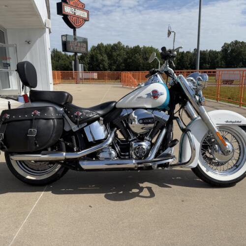 2017 Harley-Davidson® Heritage Softail® Classic Crushed Ice Pearl/Frosted Teal Pearl thumb 3