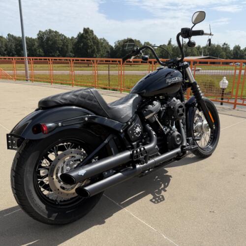 2018 Harley-Davidson® Street Bob® Vivid Black thumb 2